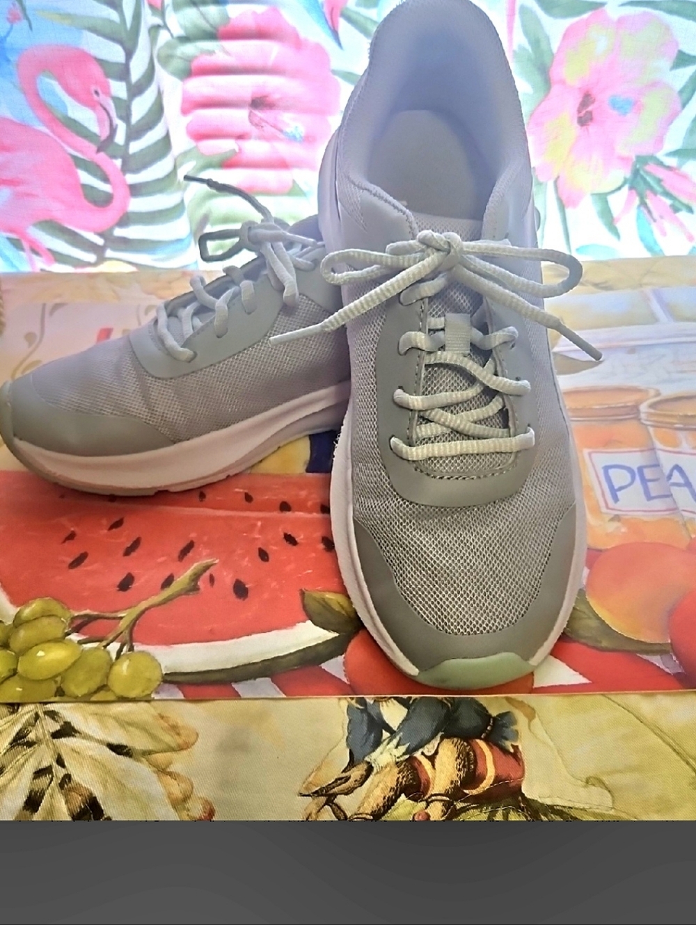 Athletic Shoes Gray White Green Size <8> In Excellant Shape
